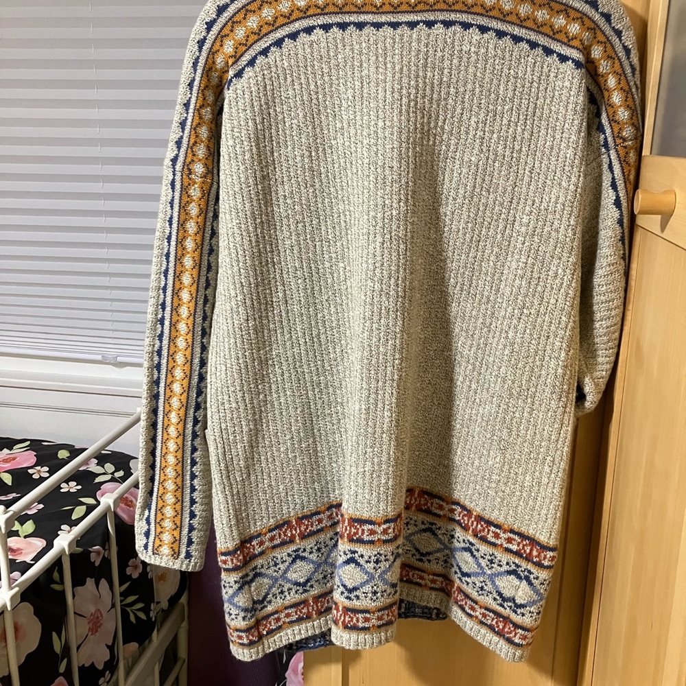 Cozy cardigan. Earthy design on lapels &
Sleeves.